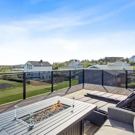 Moderne Hus Midt I Lofoten Ballstad