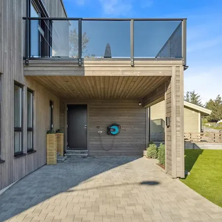 Moderne Hus Midt I Lofoten Ballstad